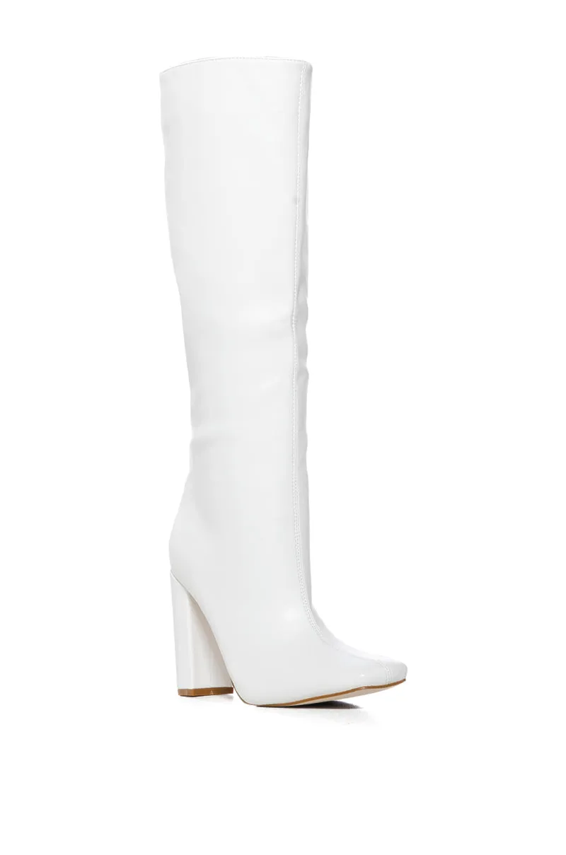 AZALEA WANG MAGNETIZED CHUNKY BOOT IN WHITE